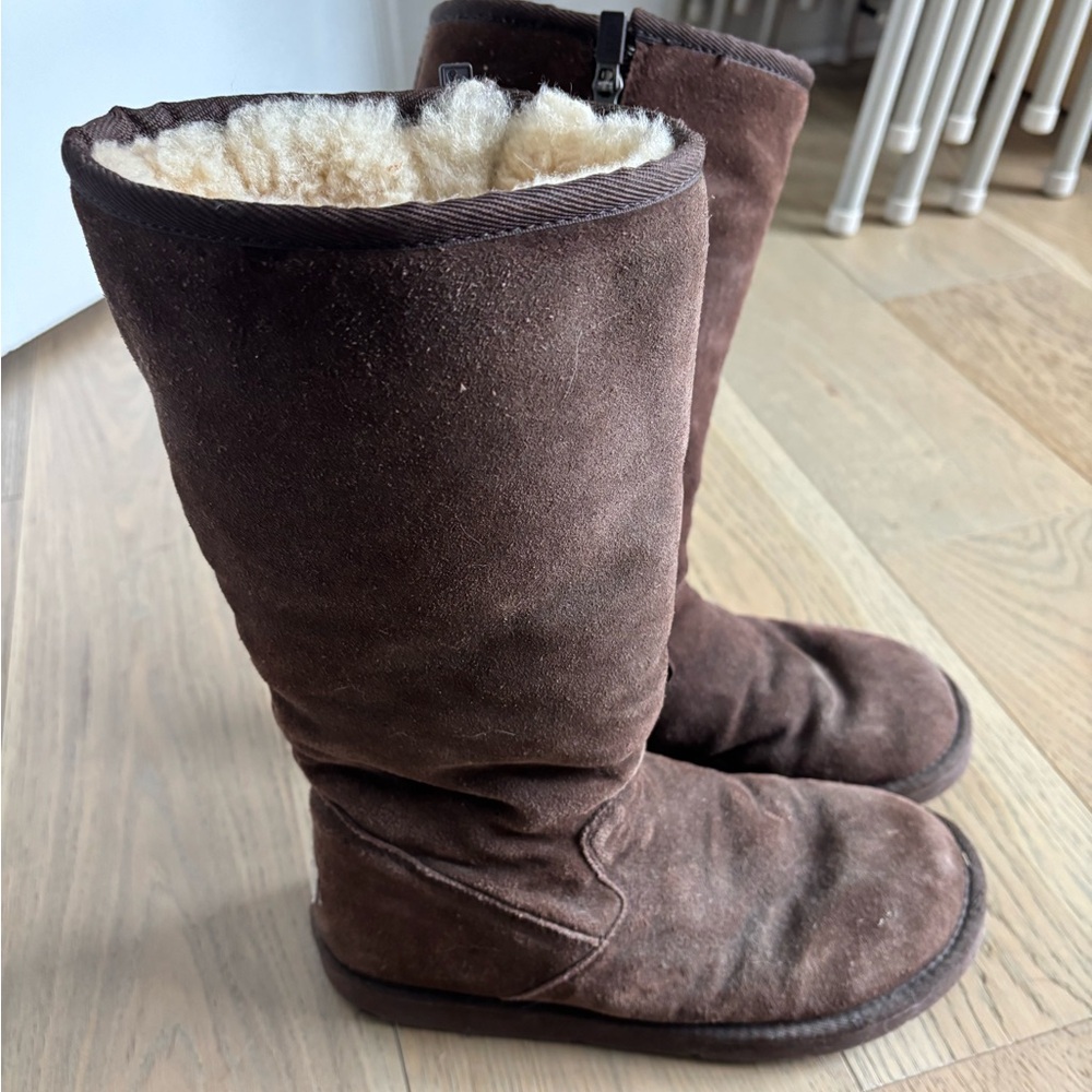 Women’s tall Sherpa lined Ugg boots with side zipper